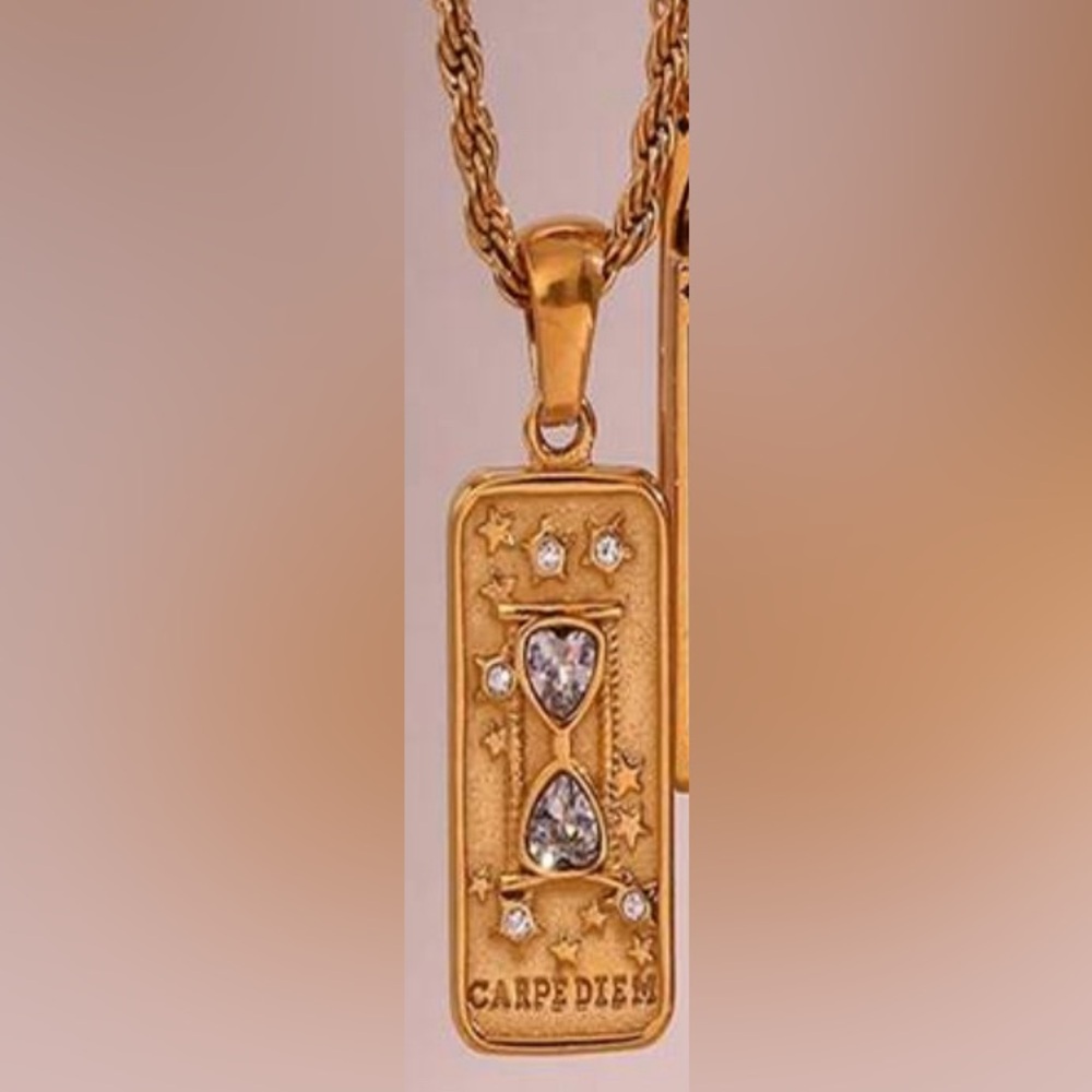 18k Gold Plated Carpe Diem hourglass card shaped pendant necklace. New. - Picture 6 of 14